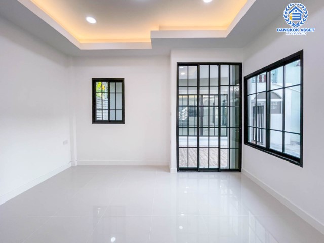 *****บ้านแฝดมือสองชั้นเดียว ย่านนนทบุรี ม.รวยรื่น ติวานนท์  บ้านสวยตกแต่งใหม่เหมือนมือหนึ่ง บนเนื้อที่ 32 ตร.ว. มาพร้อมฟังก์ชัน 3 ห้องนอน 3 ห้องน้ำ จอดรถ 1 คัน  บนทำเลศักยภาพ เชื่อมต่อถนนหลายเส้นทาง ใกล้จุดขึ้นทางด่วนงามวงศ์วาน และ รถไฟฟ้าสถานีกระทรวงสาธารณสุข เติมเต็มด้วยสิ่งอำนวยความสะดวกครบครัน